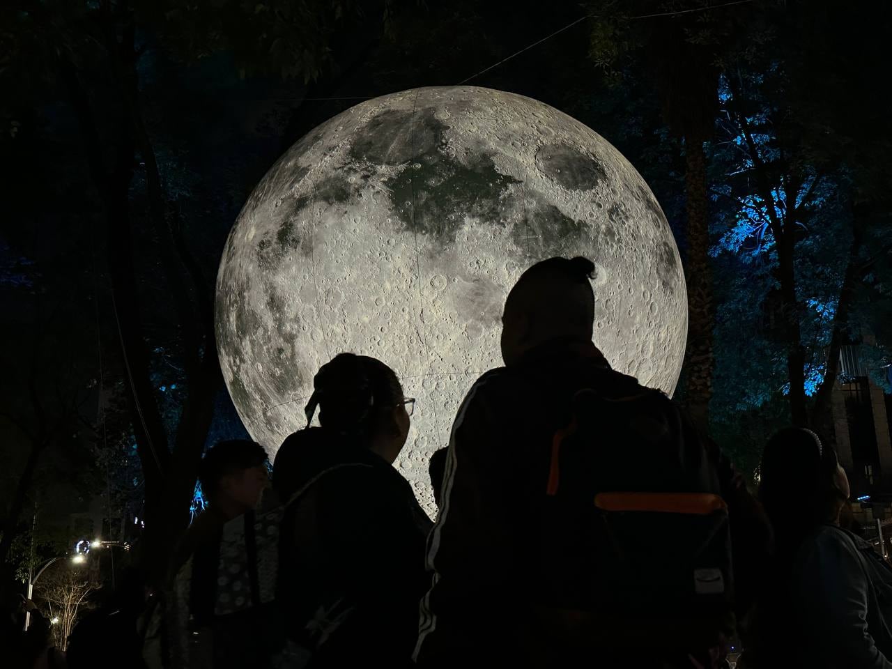 El Festival Internacional de las Luces en México se realiza anualmente y tiene como objetivo acercar el arte contemporáneo a la población, utilizando la ciudad como un gran escenario al aire libre. Foto: X/@webcamsdemexico.