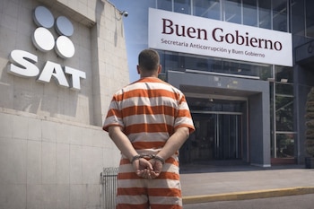 Una persona de espaldas con uniforme de rayas naranja y blanco y esposas en las muñecas. Un edificio con el logo SAT y otro con el letrero Buen Gobierno.