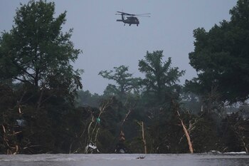 Un helicóptero sobre el río