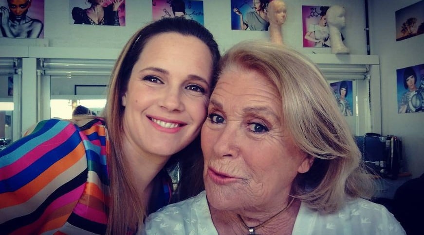 Sol Mihanovich con su abuela, Mónica Cahen D'Anvers. Estudió periodismo y trabajó en medios, hasta que la tragedia de Cromañón la puso frente a una crisis de vocación y se volcó a la música