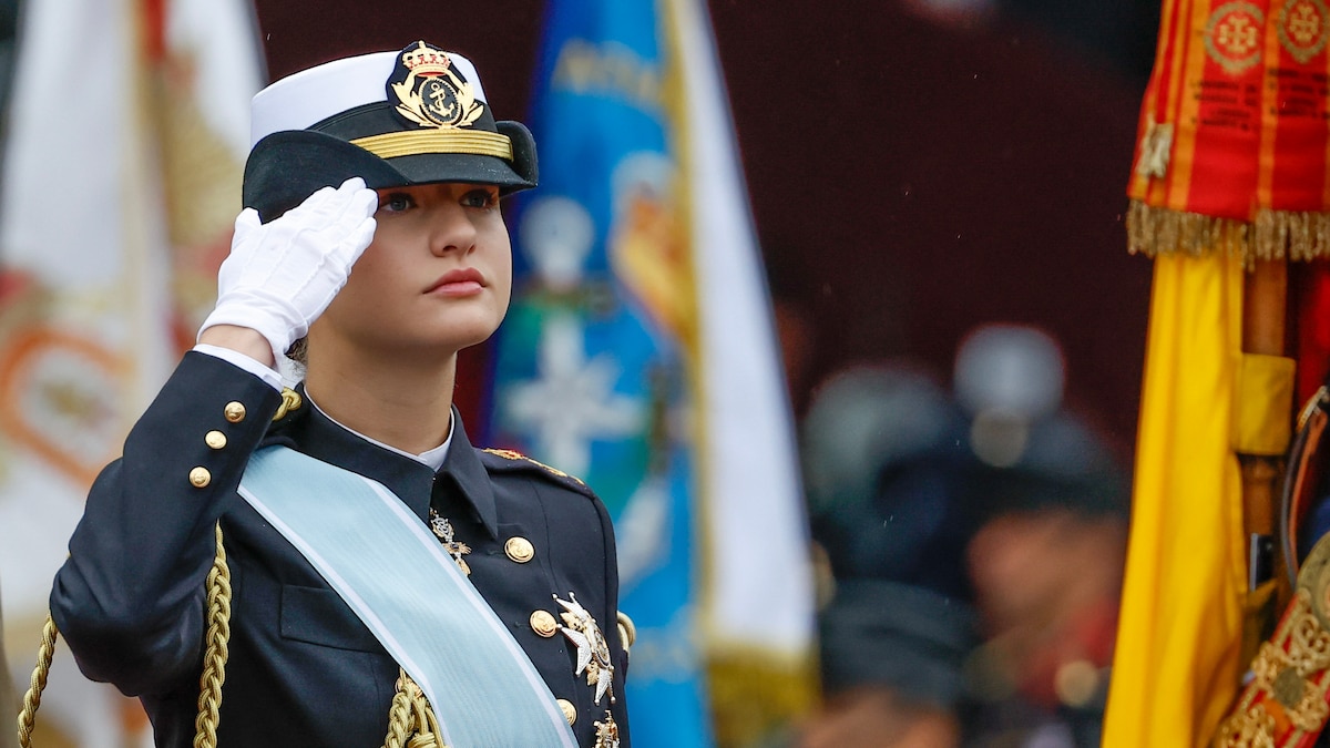 La princesa Leonor deslumbra por primera vez con el uniforme de gala de la Armada: así ha sido su segunda cita con las Fuerzas Armadas - Infobae