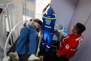 El pequeño hospital salvadoreño que brinda ayuda a venezolanos afectados por terremoto
