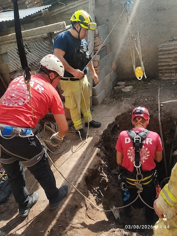 Los rescatistas aplicaron un sistema de reducción de fuerzas para controlar el peso y el movimiento de la yegua durante la extracción y evitar lesiones