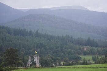 Una bandera ondeando a media asta en el castillo de Balmoral, tras el fallecimiento de la reina Isabel II, en Balmoral, Escocia, Gran Bretaña, el 9 de septiembre de 2022