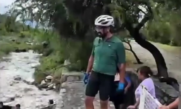 El ministro de Turismo de San Luis, Juan Álvarez Pinto, colaboró en el rescate de mujeres rodeadas por la creciente del arroyo Los Molles