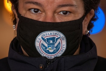 Persisten atrasos en reembolsos y gestiones vinculadas a la pandemia, con impacto en la capacidad de respuesta local (REUTERS/Mike Blake/Archivo)