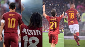 Cuatro futbolistas de espalda con camiseta vinotinto: Totti 10, Batistuta 18, Dybala 21 y De Rossi 16, en una imagen dividida en cuatro partes.