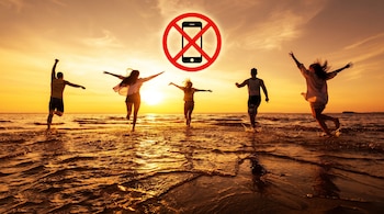 Cinco personas de espaldas corren en el mar durante el atardecer. Un sol brillante se refleja en el agua. Un símbolo rojo de prohibido celular flota en el cielo.