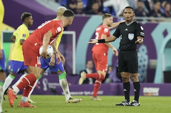 Iván Barton, árbitro salvadoreño, durante su participación en un partido de la Copa Mundial de la FIFA Qatar 2022 (Foto cortesía Los Angeles Times).