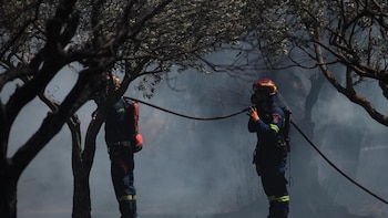El gran incendio declarado en la isla griega de Salamina deja ya dos muertos y nueve heridos por quemaduras