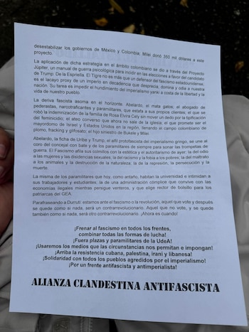 La emisora citó que la decisión respondió a las circunstancias del momento, en medio de alteraciones del orden registradas en la Universidad de Antioquia, donde se activaron medidas para evitar incidentes mayores - crédito @AndresGuryRod / X