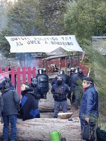 Desalojaron una parte de un terreno usurpado por mapuches en Villa La Angostura