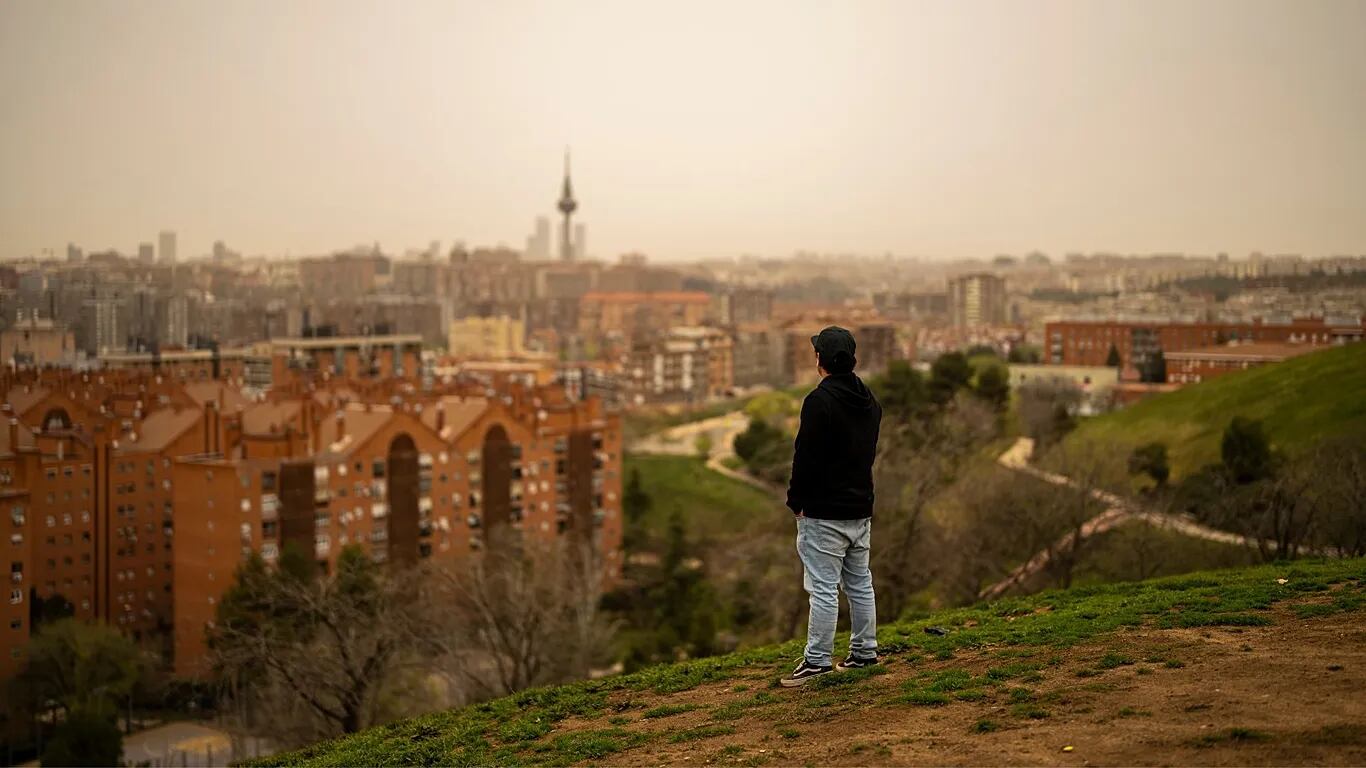 Las autoridades sanitarias recomiendan evitar el ejercicio al aire libre durante los días de mayor concentración de polvo sahariano. (Derechos de autor AP Photo Manu Fernandez)
