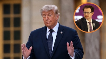 El expresidente Donald Trump con traje oscuro y corbata gesticula; en un recuadro circular, un hombre de cabello rizado con gafas y micrófono.