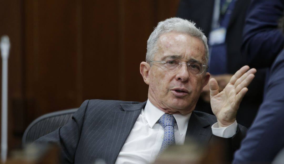 Alvaro uribe, expresidente de Colombia. Un análisis del mercado laboral evidencia que más del 55% de los trabajadores carecen de contrato, seguridad social o prestaciones, a pesar de una leve mejora en la informalidad durante el último año - crédito Colprensa