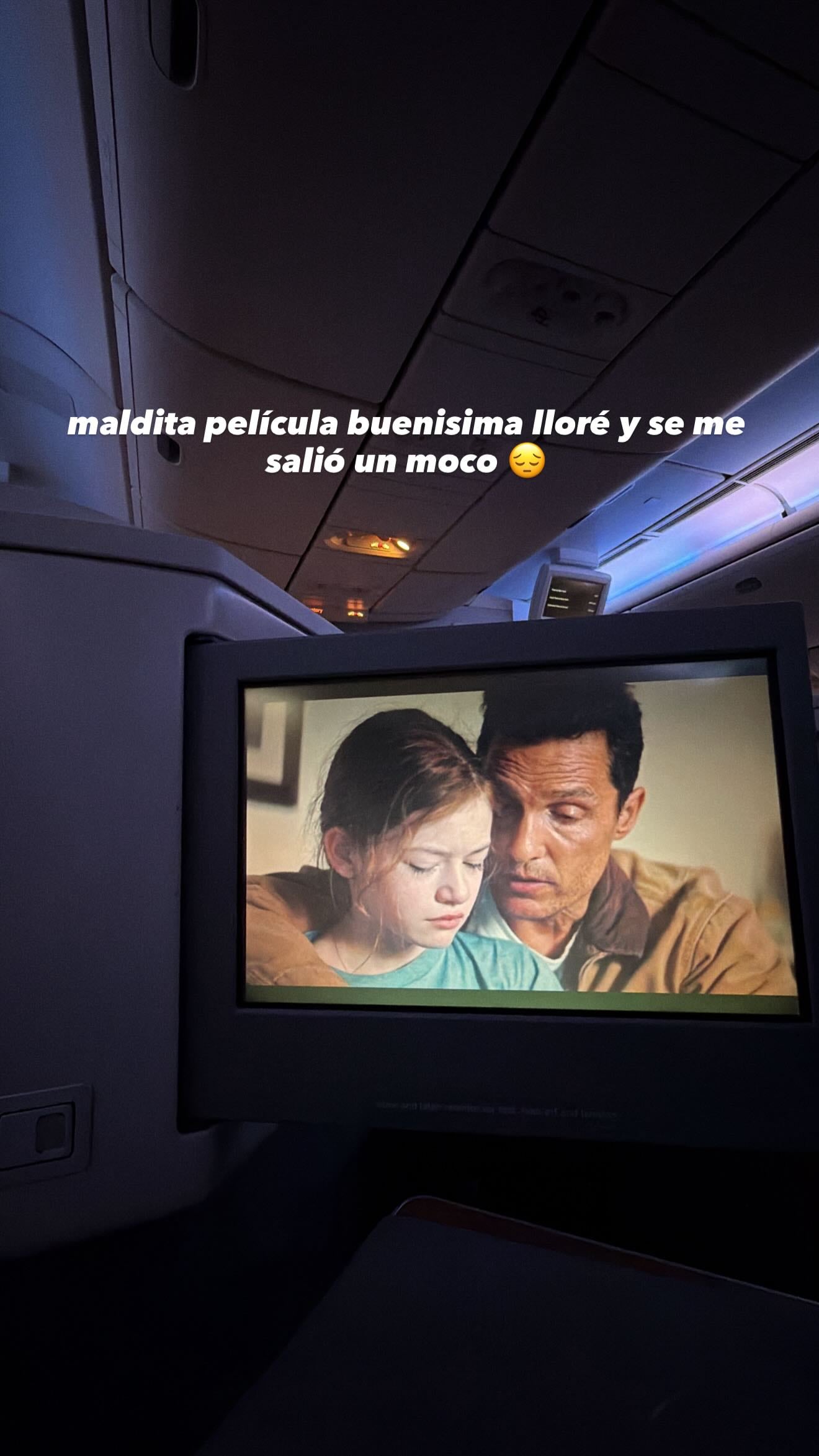 El entretenimiento de Nicki Nicole durante el vuelo a NY
