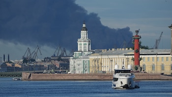 La nube negra que Putin no pudo ocultar: las imágenes del ataque ucraniano que arruinaron el “Davos ruso”