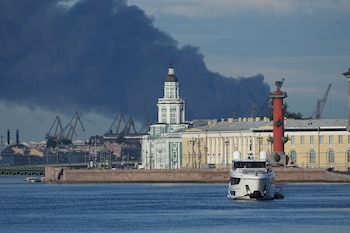 Humo negro sobre el puerto de San Petersburgo tras el ataque de drones ucranianos que incendió una terminal petrolera, el 3 de junio de 2026. (AP Photo)