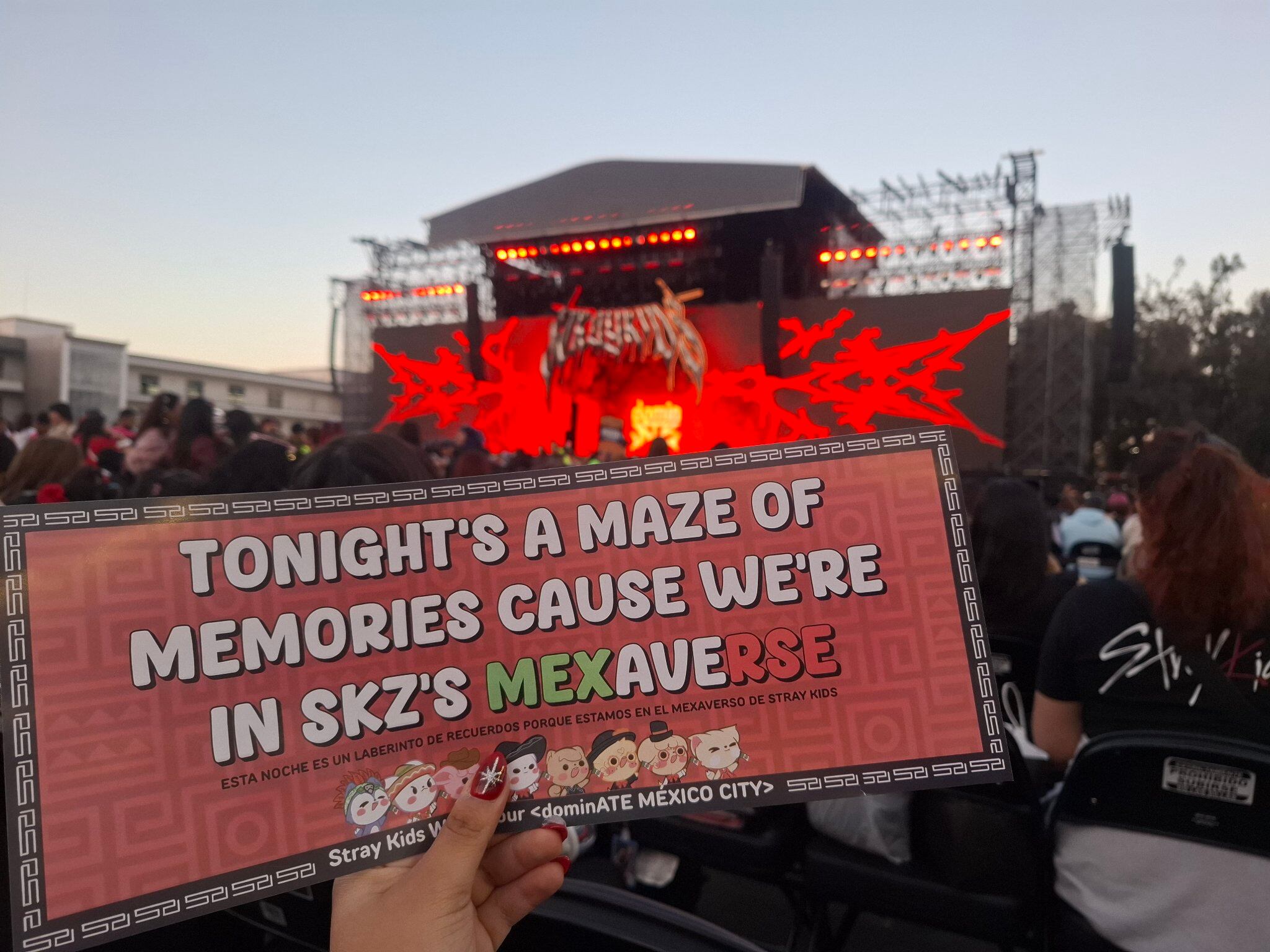Uno de los banners del concierto de Stray Kids México. (X/@VallejosXMabel)
