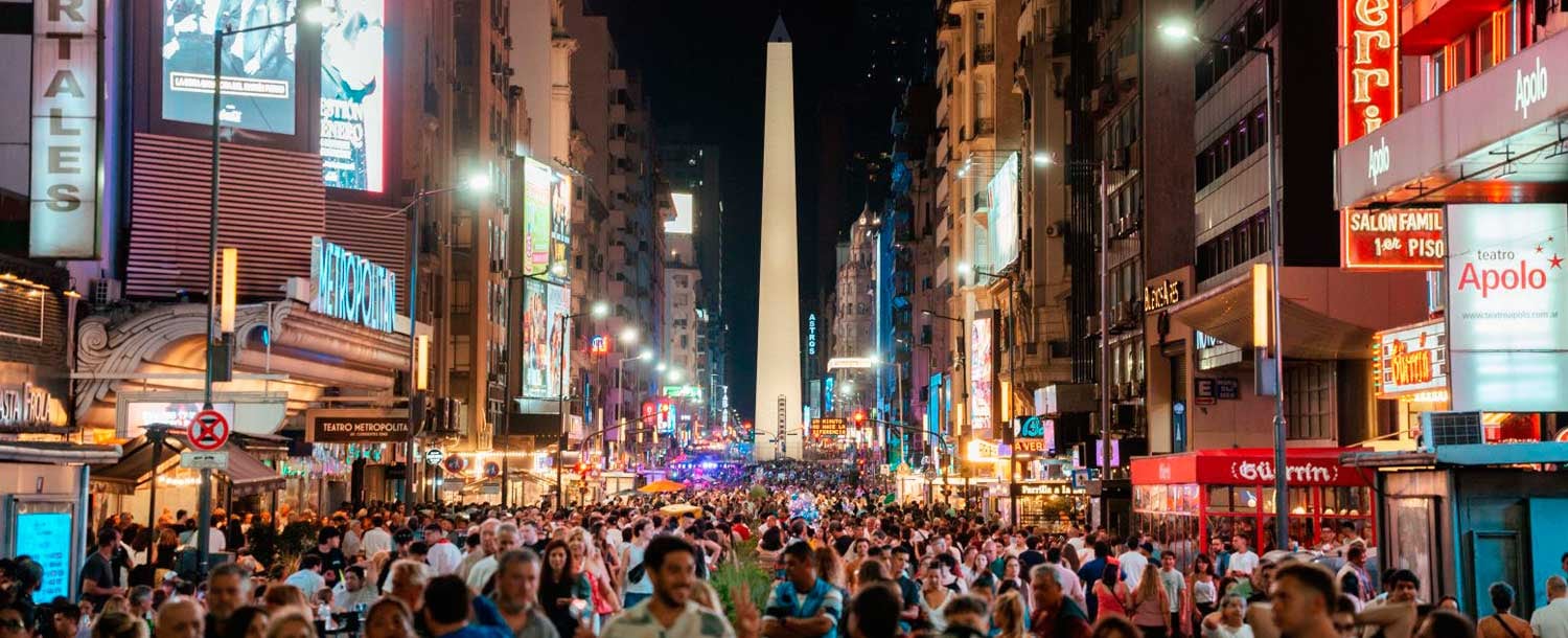 Expertos señalan que la mejora del turismo en Argentina depende de reformas estructurales, bajar impuestos y aumentar la oferta de infraestructura y vuelos (Ciudad de Buenos Aires)