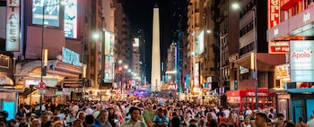 Expertos señalan que la mejora del turismo en Argentina depende de reformas estructurales, bajar impuestos y aumentar la oferta de infraestructura y vuelos (Ciudad de Buenos Aires)