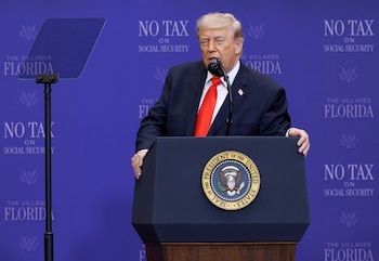 El presidente de Estados Unidos, Donald Trump, fue captado este 1 de mayo, al dar un discurso durante un acto con jubilados, en The Villages (Florida, EE.UU.). EFE/Cristóbal Herrera
