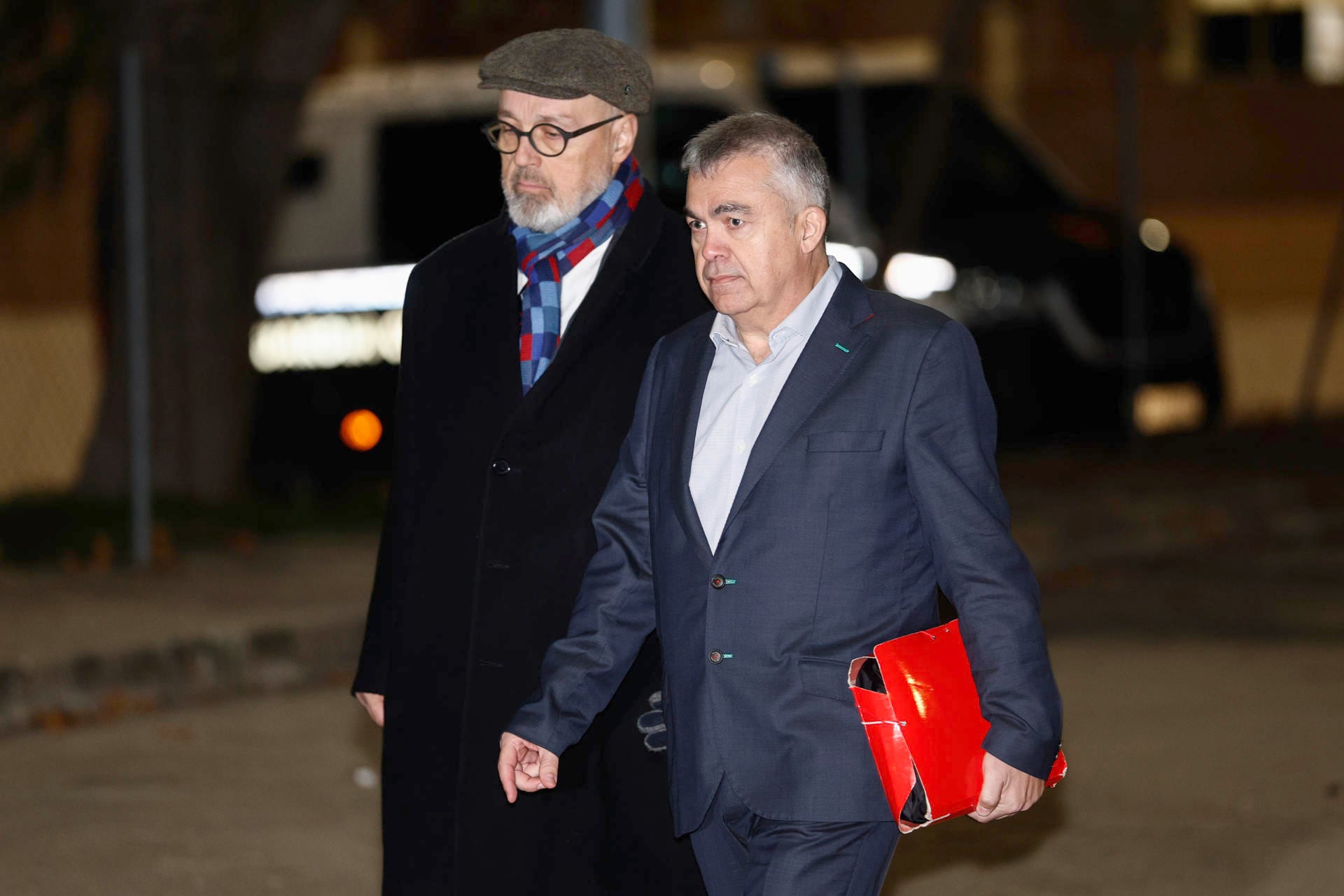 El ex secretario de Organización del PSOE, Santos Cerdán, junto a su abogado, Jacobo Teijelo, a su salida de la prisión de Soto del Real (EFE/ Rodrigo Jiménez)