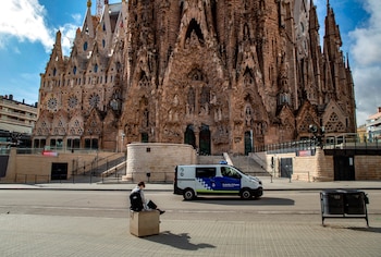 Una mujer sentada ante la Sagrada Familia de Barcelona este martes. EFE/Alejandro García