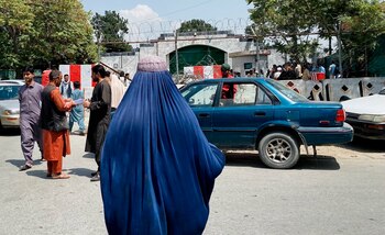 Una mujer cubierta por la