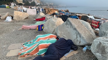 Un mes después de la crisis en Ceuta, “son más los migrantes sin un techo digno que los que sí lo tienen” pese a la ampliación de plazas