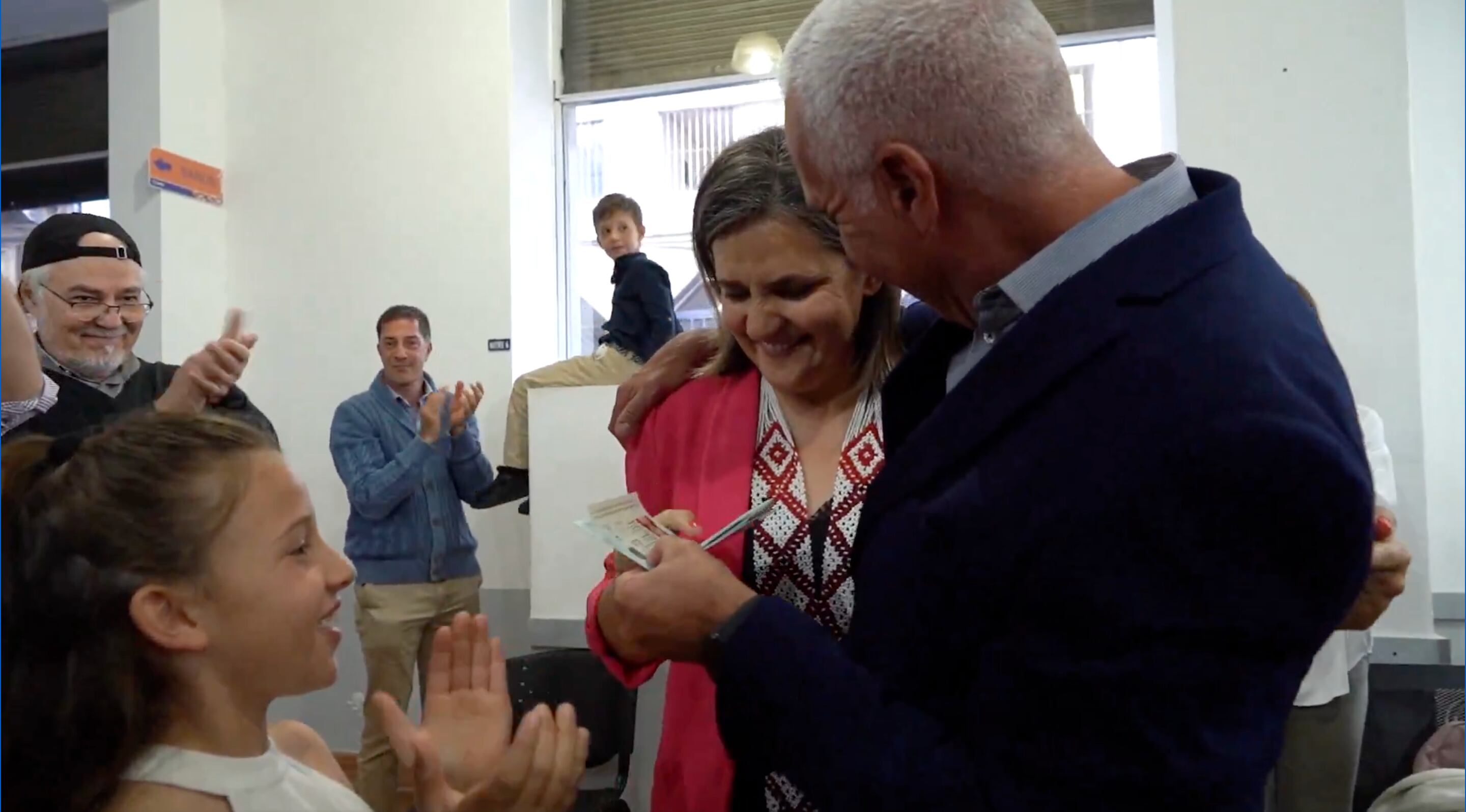 Gulnor Saratbekova junto al ministro del Interior, Carlos Negro (Ministerio del Interior)