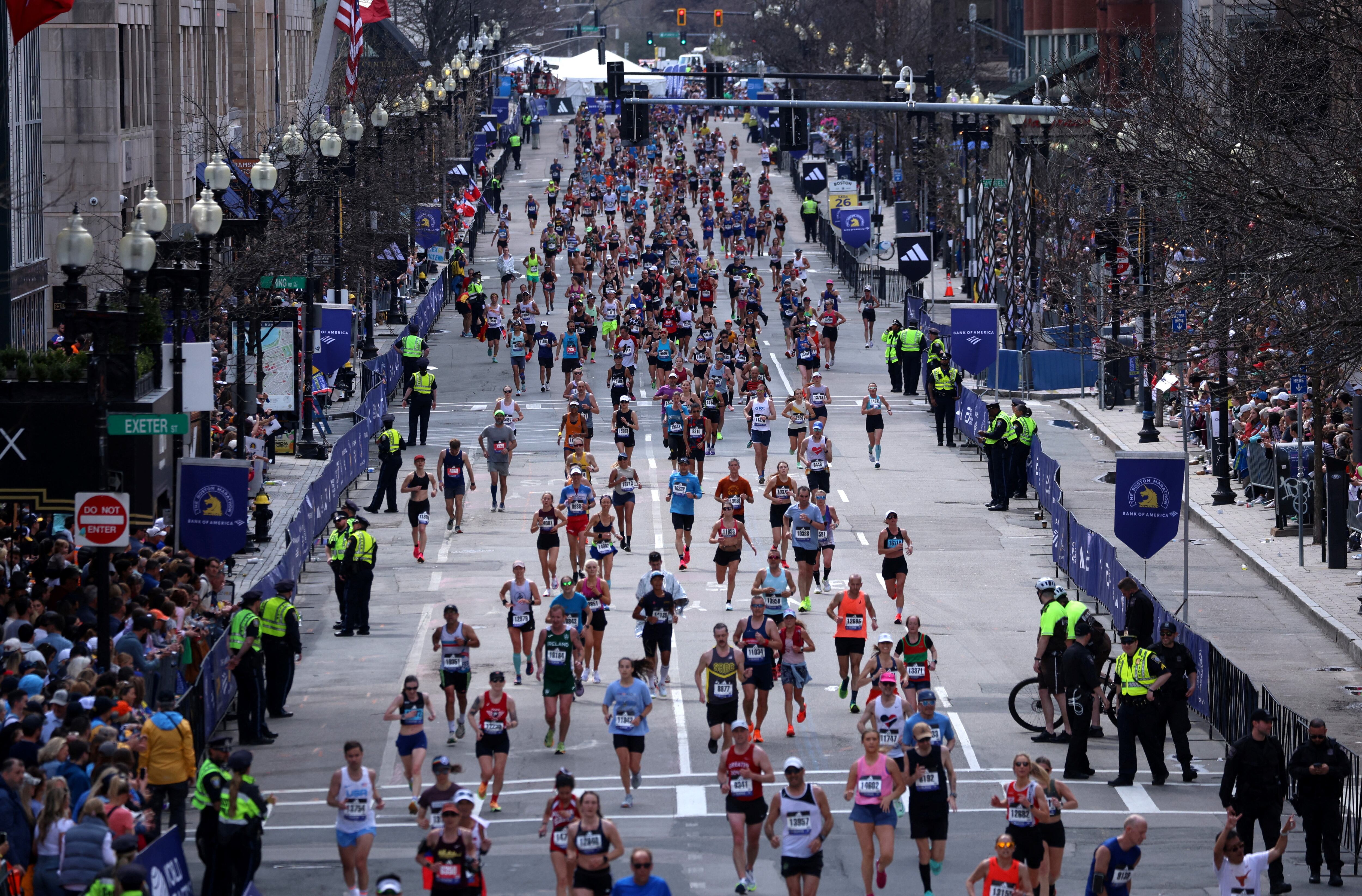 El estímulo de correr comienza siendo físico pero se transforma en un desafío mental con metas personales cada vez más exigentes
FILE PHOTO: Athletics - The 128th Boston Marathon - Boston, Massachusetts, U.S. - April 15, 2024 General view during the Boston Marathon REUTERS/Reba Saldanha/File Photo