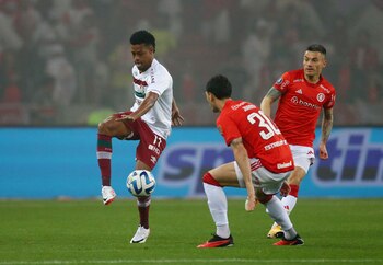 Soccer Football - Copa Libertadores - Semi Final - Second Leg - Internacional v Fluminense - Estadio Beira-Rio, Porto Alegre, Brazil - October 4, 2023 Fluminense's Keno in action with Internacional's Johnny Cardoso REUTERS/Diego Vara