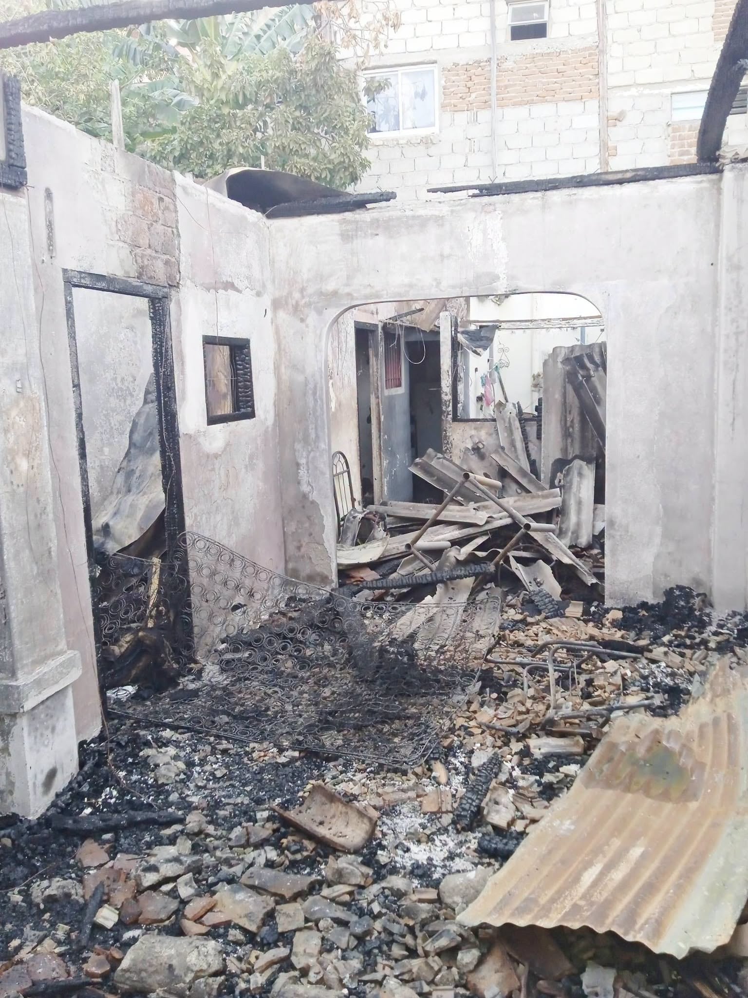 Funcionarios municipales y de Vivienda evaluaban los daños y coordinaban la retirada de escombros, mientras vecinos ofrecían ayuda a las familias damnificadas. (Cortesía: Aris Aria Batalla)