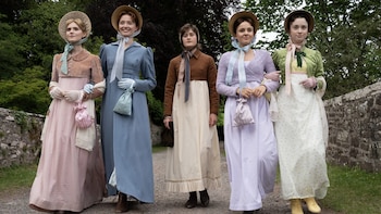 Las hermanas Bennet de paseo en 'La otra hermana Bennet' (Movistar Plus+)