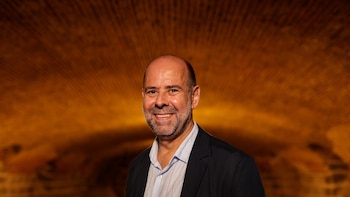 Javier Oliva lanza 'El laberinto de piedra', thriller en torno a la construcción de El Escorial:"Es un escenario brutal"