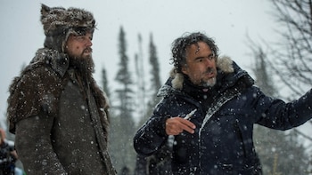 Iñárritu, a la derecha, junto a Leonardo DiCaprio en el set de “El renacido” Foto: Kimberley French/20th Century Fox