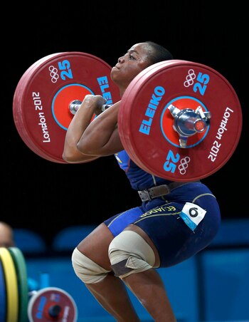 Fotografía tomada el 1 de agosto de 2012 en la que se registró a la pesista ecuatoriana Rosa Tenorio Silva, durante las competencia de la categoría de los 69 kg de la halterofilia de los Juegos Olímpicos de ese año, en Londres (Reino Unido). EFE/Alberto Estévez/Archivo