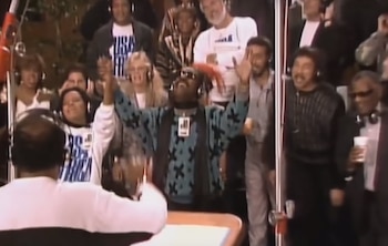 Stevie Wonder con sus brazos