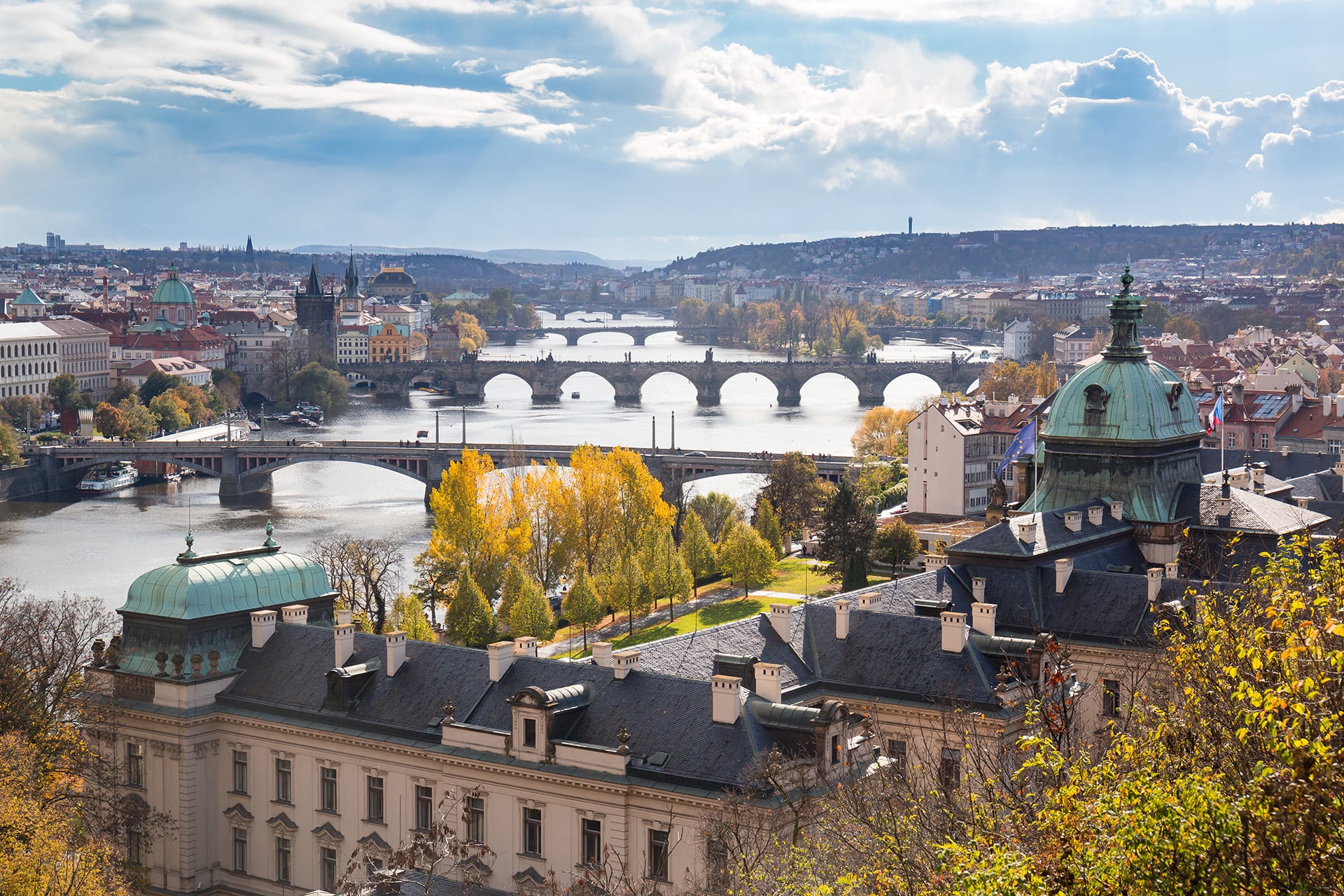 Praga destaca por sus calles adoquinadas, tejados históricos y bosques cercanos teñidos por la luz otoñal. (Wikipedia)