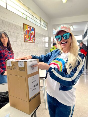 Vicky Xipolitakis votó cerca de