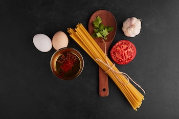 Espaguetis con diferentes ingredientes. (Freepik)