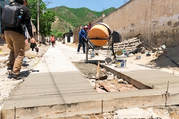 La falta de pavimentación en barrios periféricos continúa generando problemas de salubridad y deterioro urbano en Santa Marta - crédito Alcaldía de Santa Marta