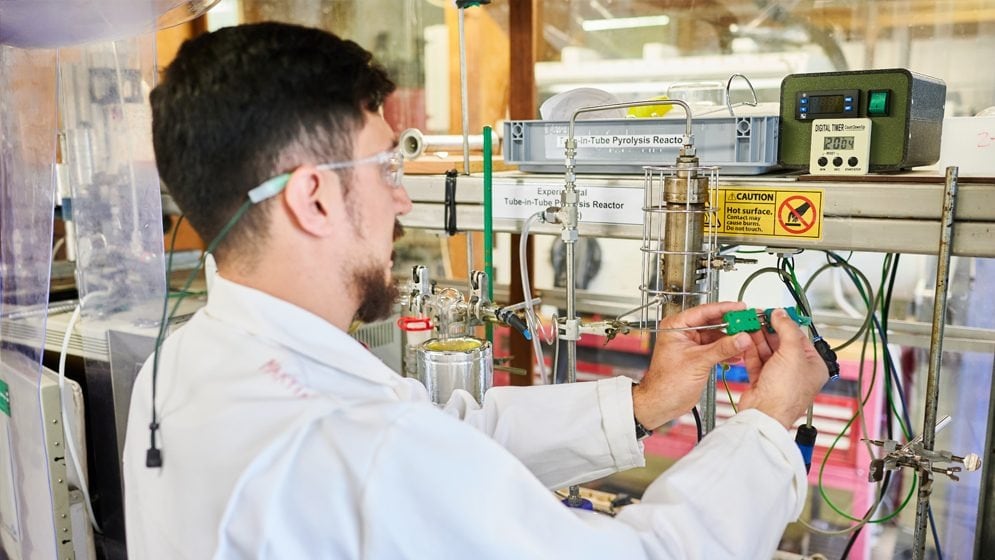 La minirefinería experimental en Mendoza separa fracciones del bioaceite para aplicaciones en electrónica, envases biodegradables e industria alimentaria (Foto: Conicet)