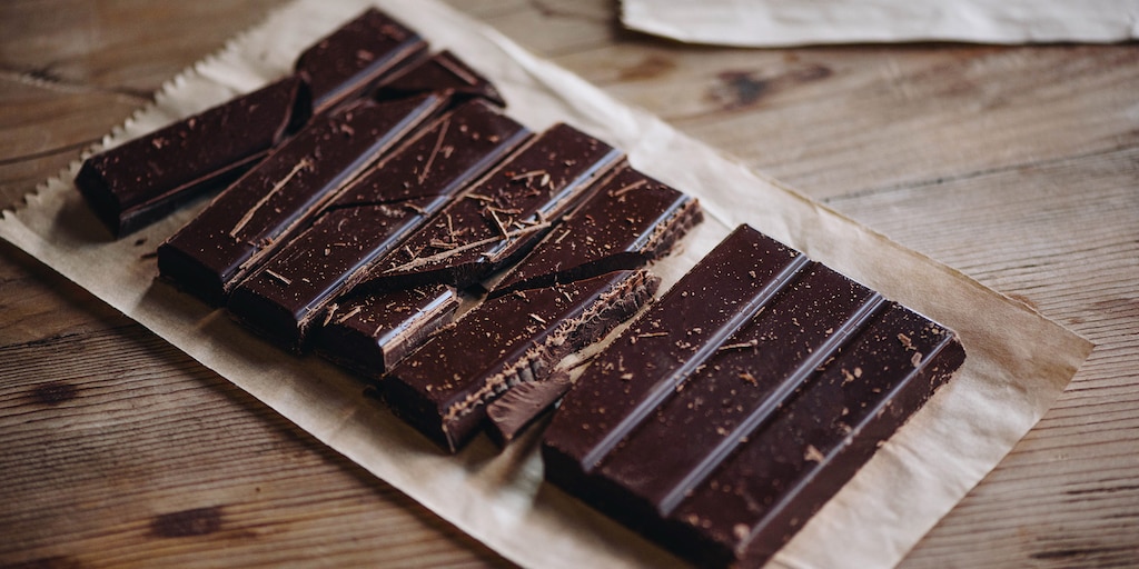 ¿Cuánto chocolate es saludable comer al día? Un experto revela la cantidad ideal para disfrutar sin remordimientos 141 Merca2.es ¿Quiénes deben limitar su consumo de chocolate?