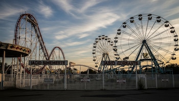 Un histórico parque de diversiones cierra sus puertas tras 36 años y pone en venta su gigantesca montaña rusa
