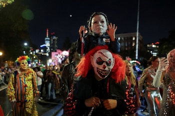 Gobiernos municipales de Estados Unidos aplicaron toques de queda para menores de edad ante la ausencia de una orden federal para Halloween. (REUTERS/Jeenah Moon)