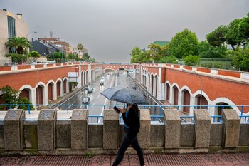Vista de la autovía A2 dirección Barcelona este lunes, con tráfico despejado a pesar de la DANA que ha afectado en las últimas horas a la Comunidad de Madrid.- EFE/ Fernando Villar