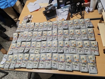 La Dirección General de Aduanas de República Dominicana decomisó USD 600,700 y 647,000 pesos colombianos a un pasajero colombiano en el Aeropuerto Internacional de Las Américas. (Cortesía: Dirección General de Aduanas de la República Dominicana)
