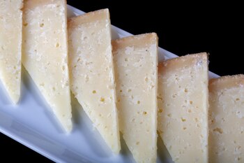 Cómo cortar queso curado correctamente (Adobe Stock)